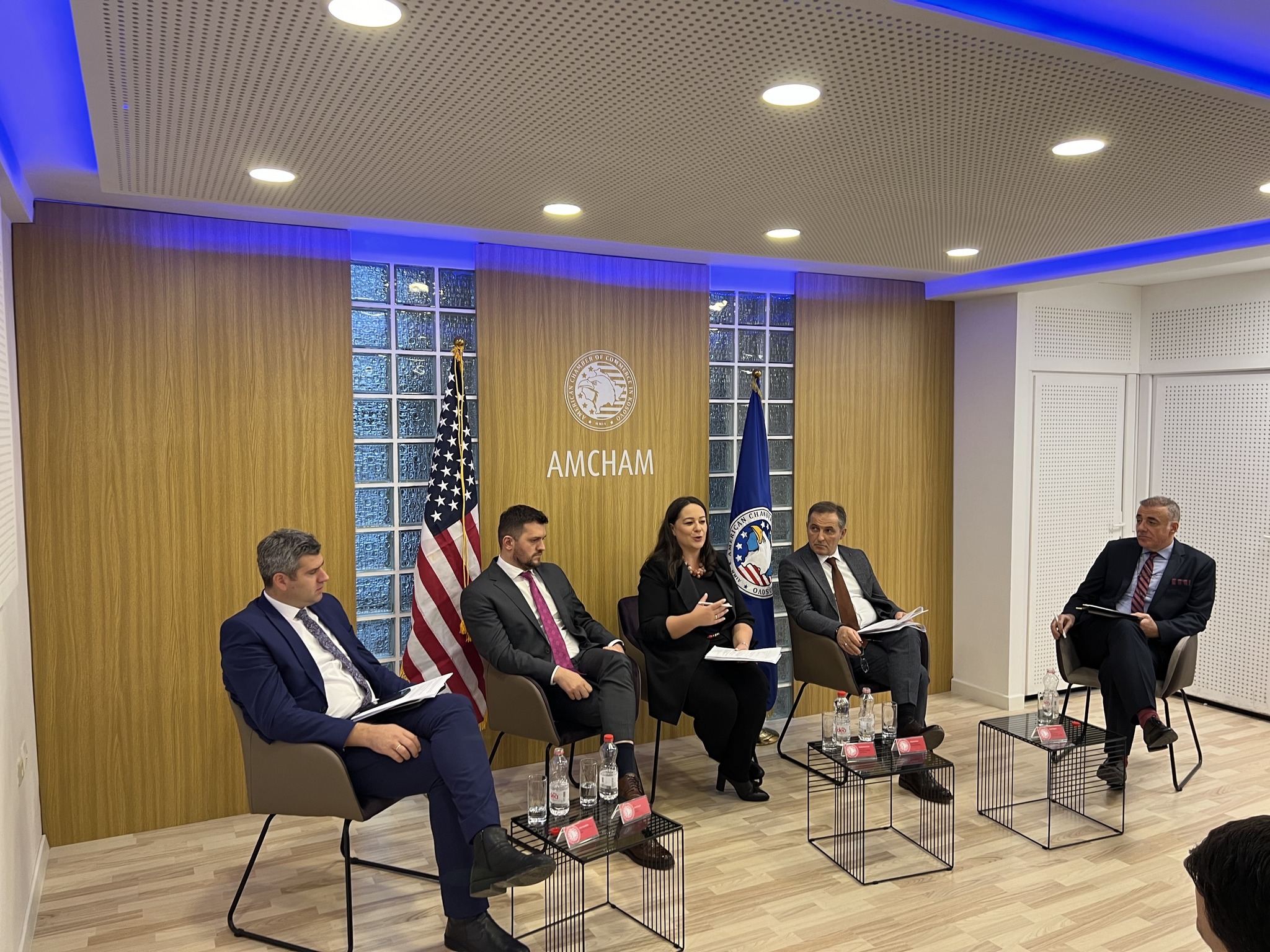 Institucionet e energjisë diskutojnë me biznesmenë sigurinë e furnizimit me rrymë