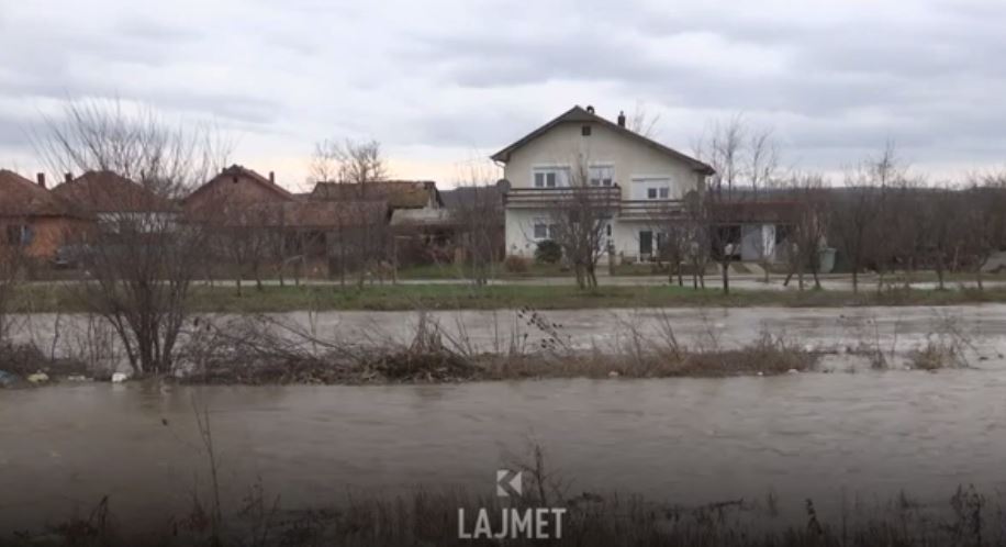 Përmbytjet në Kuzmin: Evakuohen familjet me foshnjën 5-ditëshe (VIDEO)