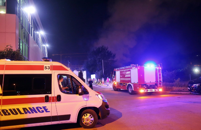 Shpërthim zjarri në një banesë në periferi të Beogradit (VIDEO)
