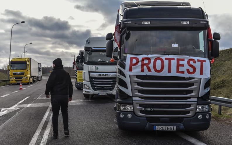 Protestuesit polakë zhbllokojnë kufirin mes Polonisë dhe Ukrainës