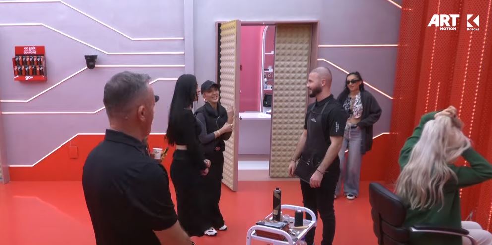 Rinor Pira sërish me banorët, do të përkujdeset për rregullimin e flokëve të banoreve (VIDEO)