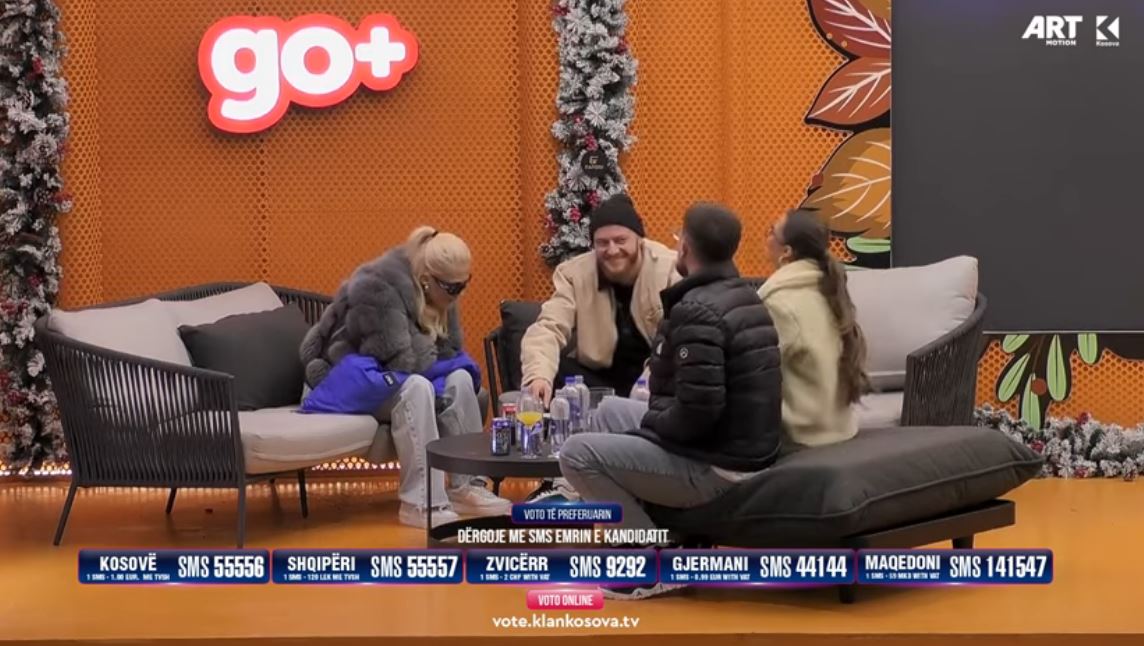Banorët këndojnë njëzëri këngë të ndryshme (VIDEO)