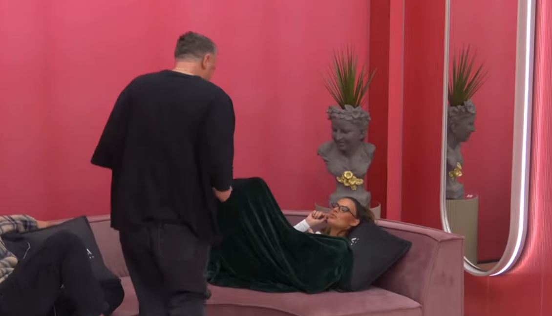 Santiana i dërgon puthje nga larg Bucit, ky është reagimi i tij (VIDEO)