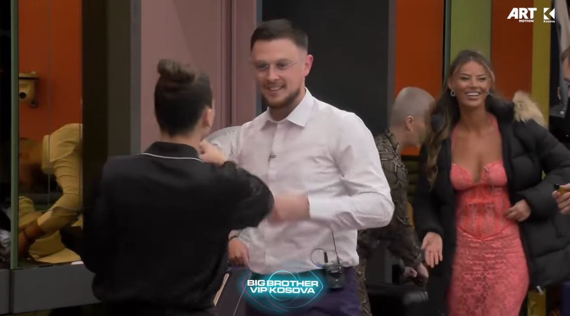 Shqipja përpiqet t'iu dal në ndihmë banorëve të ri për akomodim, por si reaguan ata? (VIDEO)