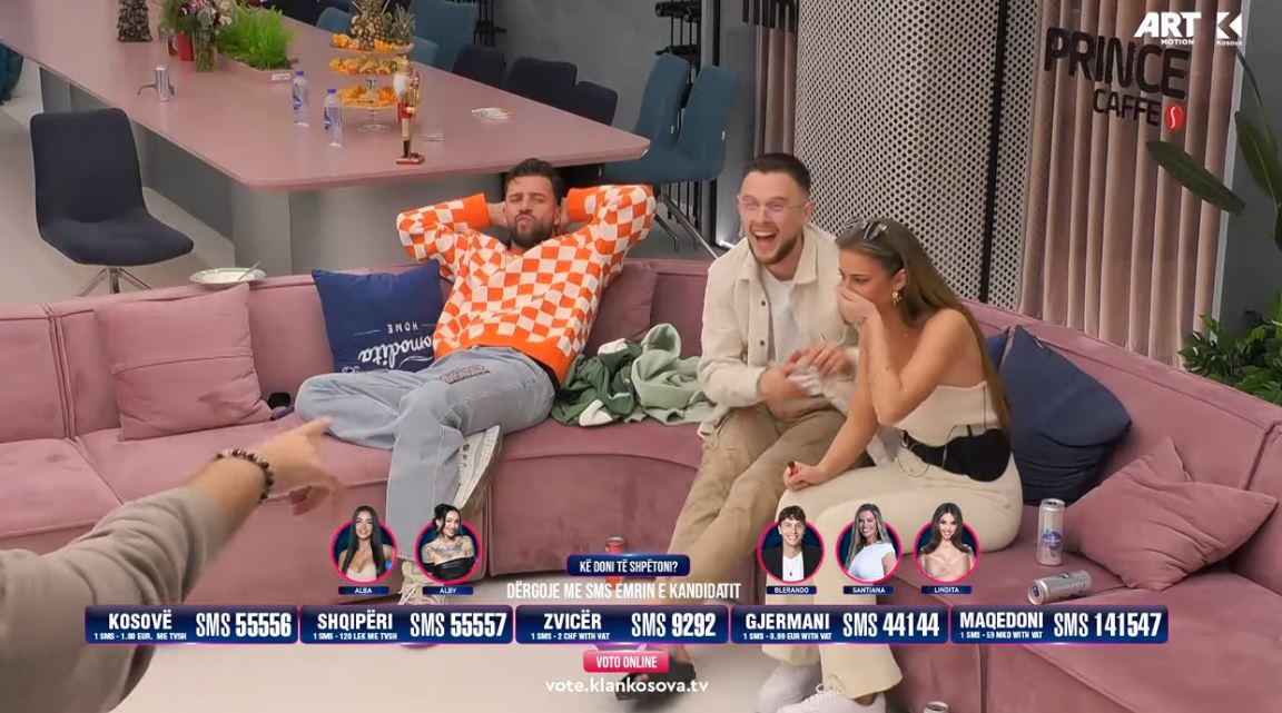 Vazhdon loja me pantomime, të qeshura pafund mes banorëve Santianës i ndodh e papritura (VIDEO)