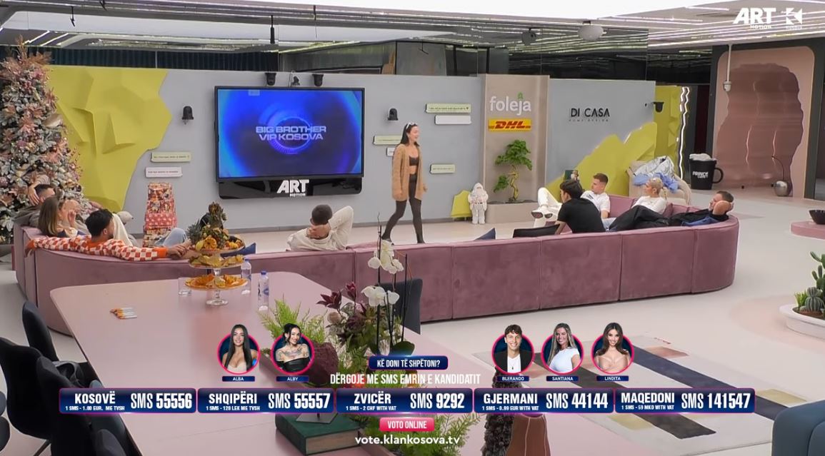 Banorët vijojnë të luajnë, i rikthejnë pantomimet (VIDEO)