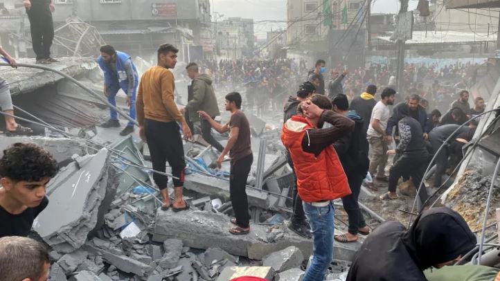 Shkatërrohet xhamia gjatë sulmeve në Gaza