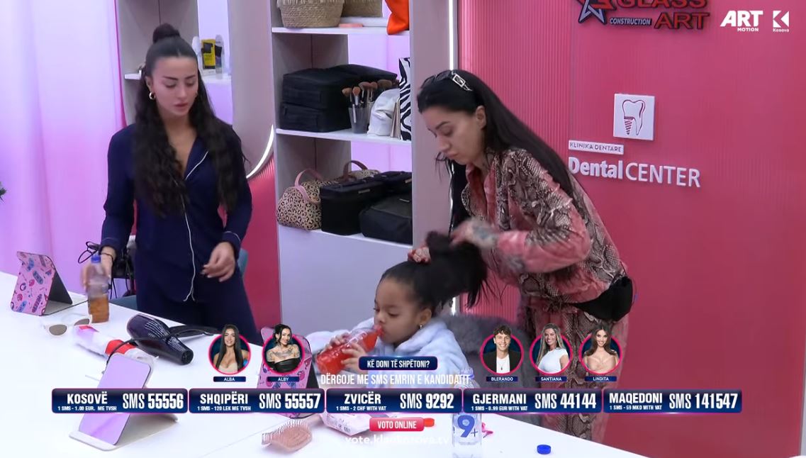 Alby kujdeset për flokët e vajzës së saj (VIDEO)