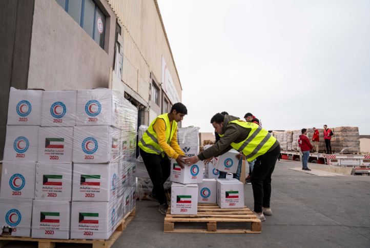 Medikamentet për pengjet izraelitë dhe për palestinezët mbërrijnë në Gaza