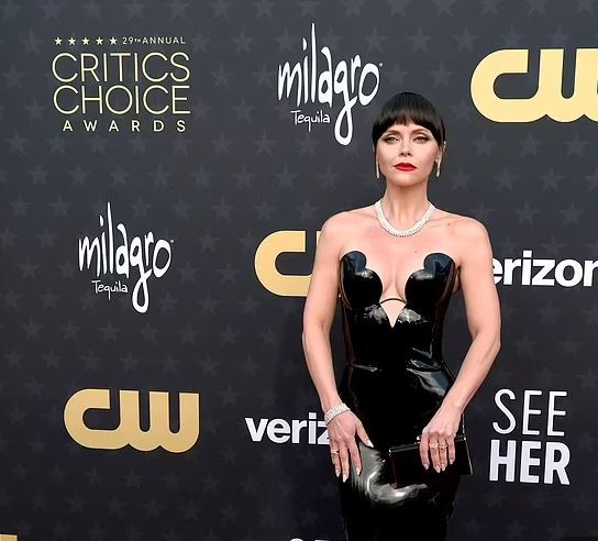 Wednesday bëhet Morticia! Christina Ricci mahit me pamjen e saj