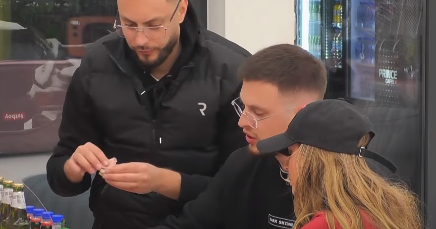 Ardi ngatërrohet pak me Mirdonin teksa po hanin bukë (VIDEO)