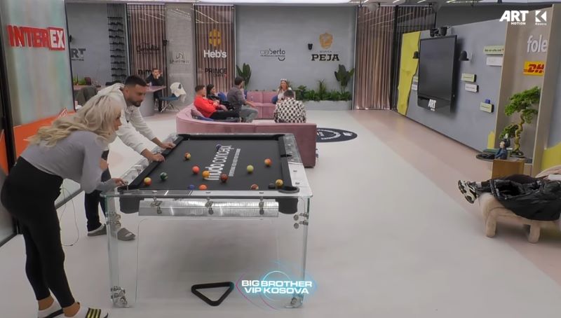 Edona dhe Mirdoni luajnë "biliardo me duar" ndryshe nga të tjerët (VIDEO)