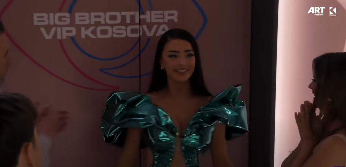 Alba përshëndetet nga banorët me këngën "o lumja toka që e shkel me këmbë" (VIDEO)
