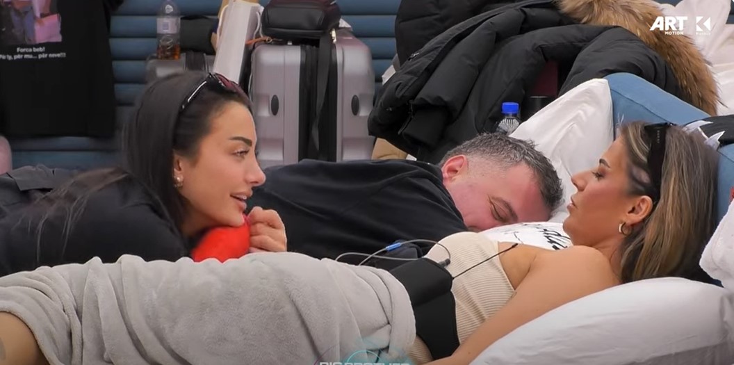 Santiana dhe Alba presion Yllit: Mos fle, zgjohu dhe aktivizohu (VIDEO)