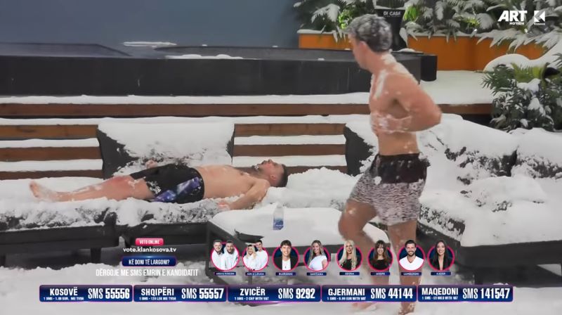 Blerando dhe Ardi të zhveshur shtrihen në borë (VIDEO)