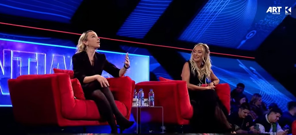 Arta i drejtohet me disa mesazhe thumbuese Adrit (VIDEO)