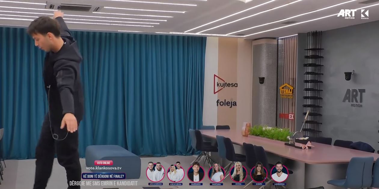 Blerando ecën mbi divan dhe frikëson Santianën (VIDEO)