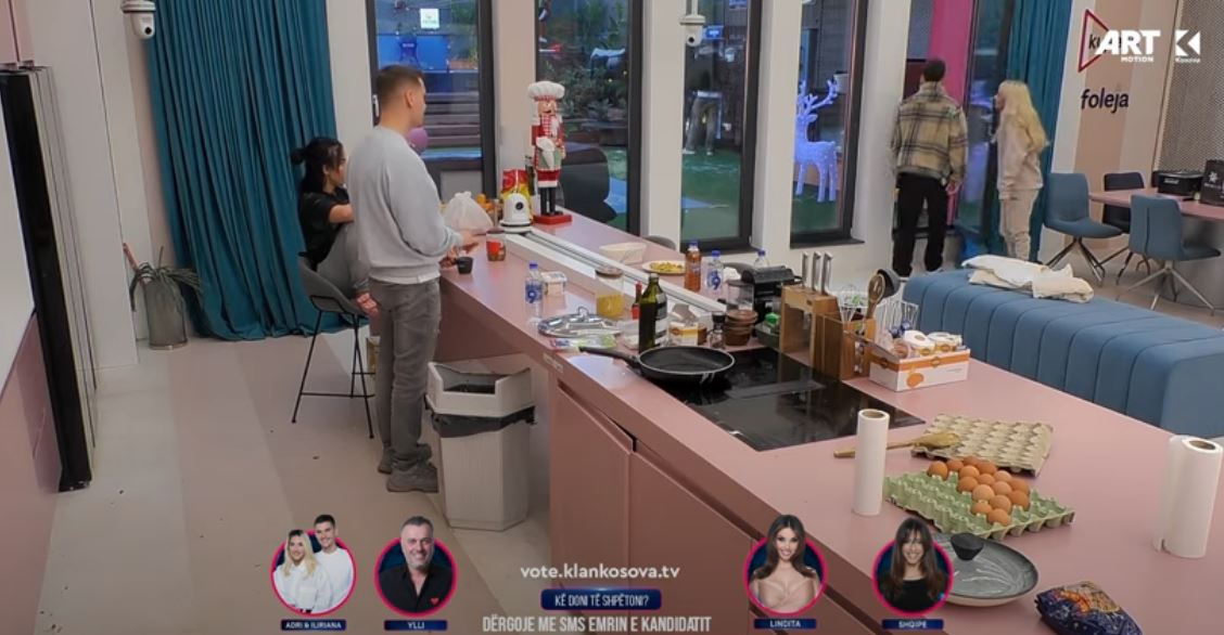 Blerando i thotë çiftit që do t'i përcjell nesër, Iliriana e ''nxjerr'' në oborr me replika (VIDEO)