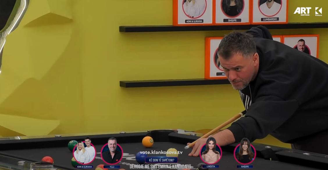 Moment qesharak, Buci harron cili është topi i bardhë në bilardo (VIDEO)