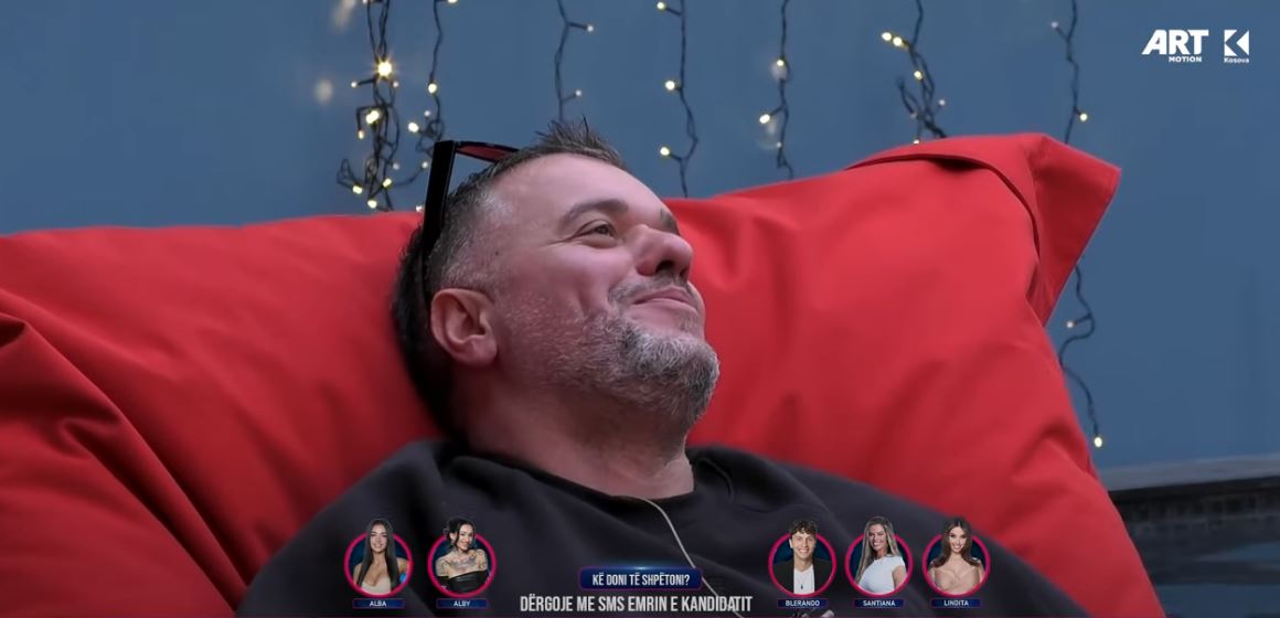 Santiana dhe Buci, përmes këngës, i çojnë porosi njëri-tjetrit (VIDEO)