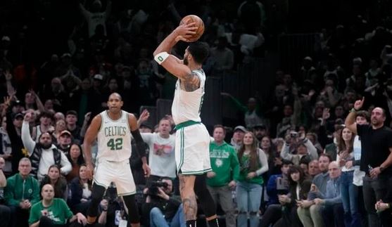 Celtics fitojnë derbin e liderëve të Konferencave