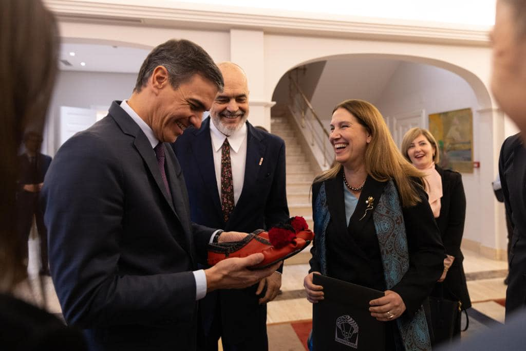 Rama takon homologun spanjoll në Madrid, ky i fundit pranon dhuratë simbolike