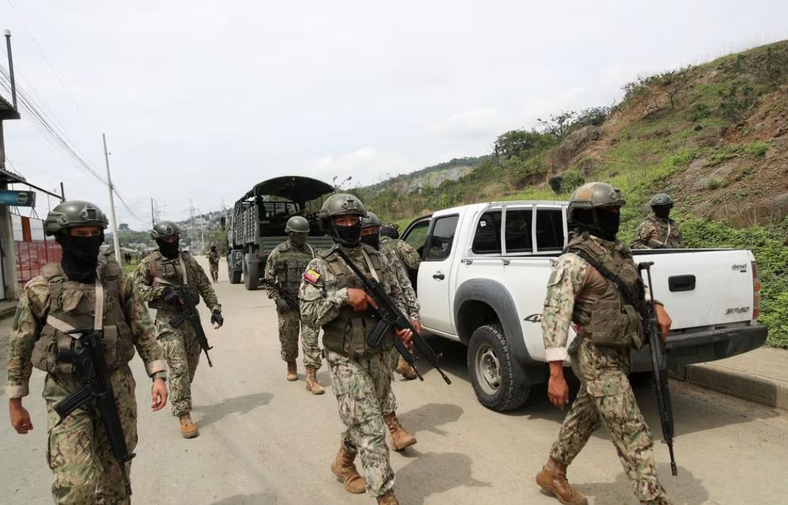 Dhjetra të burgosur ikin nga burgu i Ekuadorit mes operacioneve të vazhdueshme ushtarake