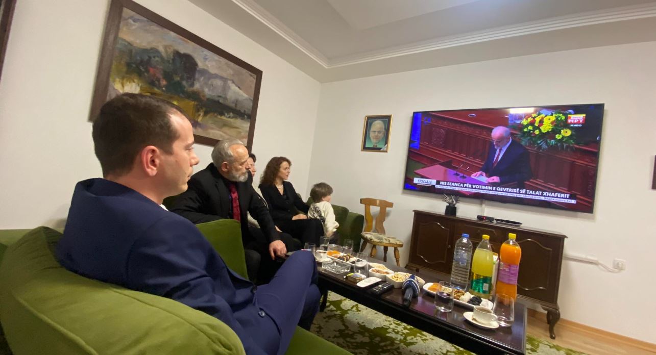 Familja e Xhaferit e ndjekë fjalimin e tij përmes Klan Kosovës (VIDEO)