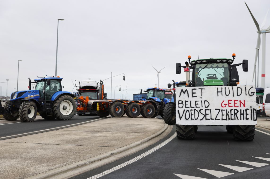 Fermerët bllokojnë Evropën, zgjerohen protestat kundër rritjes së kostove