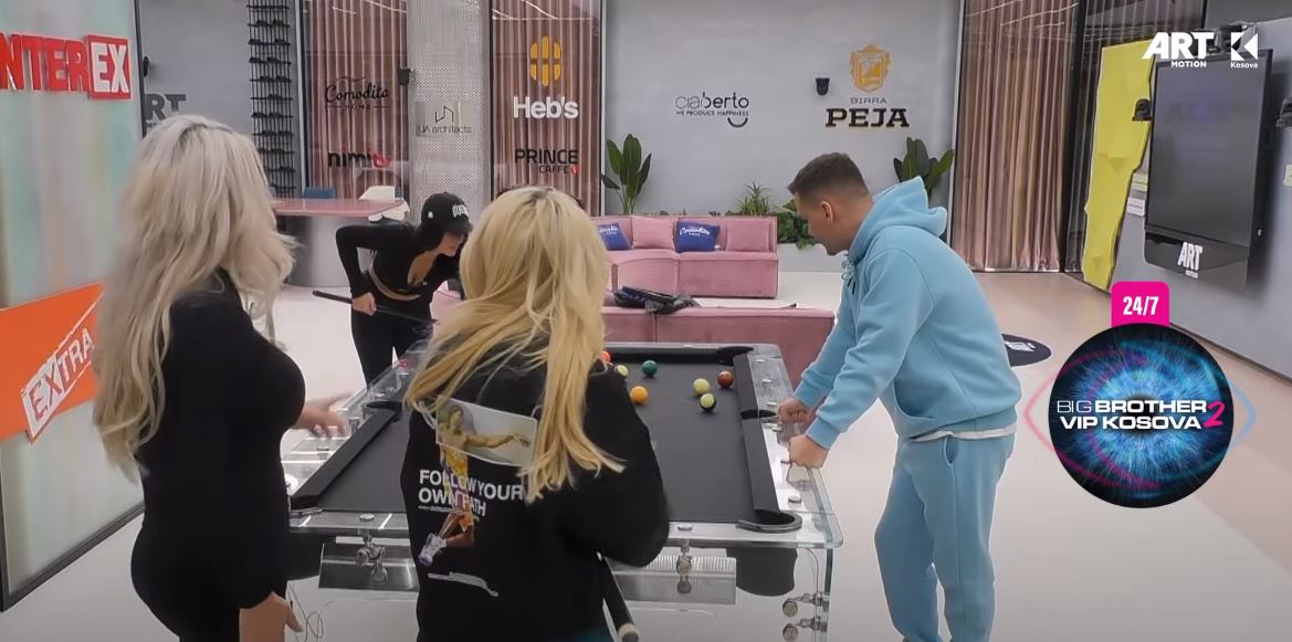 Iliriana mundohet të mësojë të luajë bilardo (VIDEO)