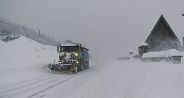 Stuhitë e borës shkaktojnë kërdi në rrugët e Evropës