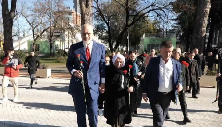 13-vjetori i protestës në Tiranë që la të vdekur 4 persona, Rama dhe familjarët bëjnë homazhe