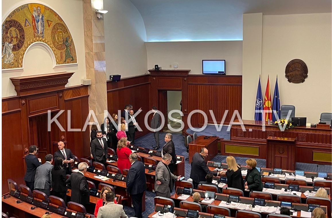 Në sallën e Kuvendit për emërimin e Xhaferit të pranishëm deri tani janë vetëm deputetët e pozitës (VIDEO)