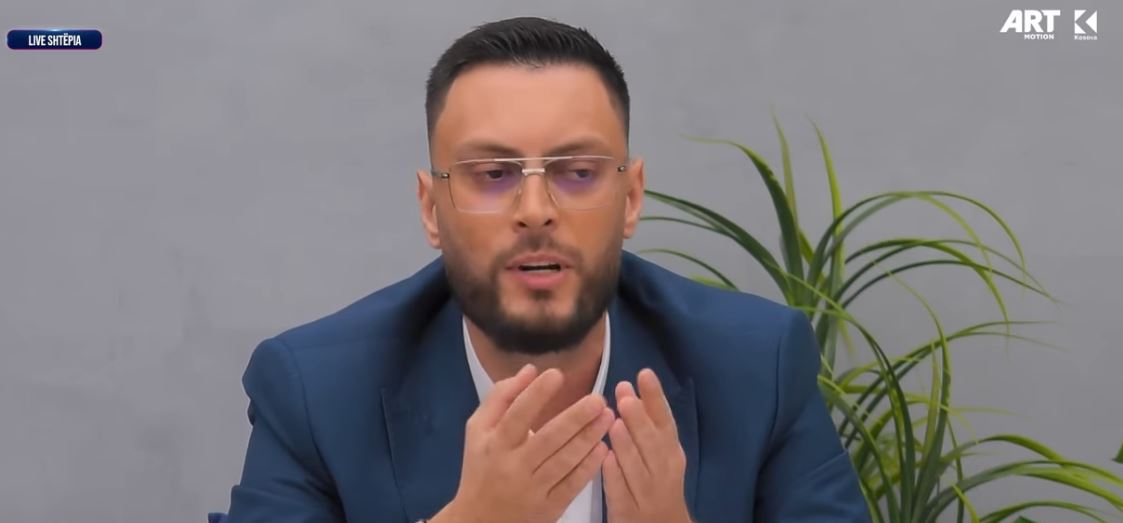 Mirdoni ngrit dyshime se raporti me Shqipen është ftohur pas ardhjes së të dashures së tij (VIDEO)