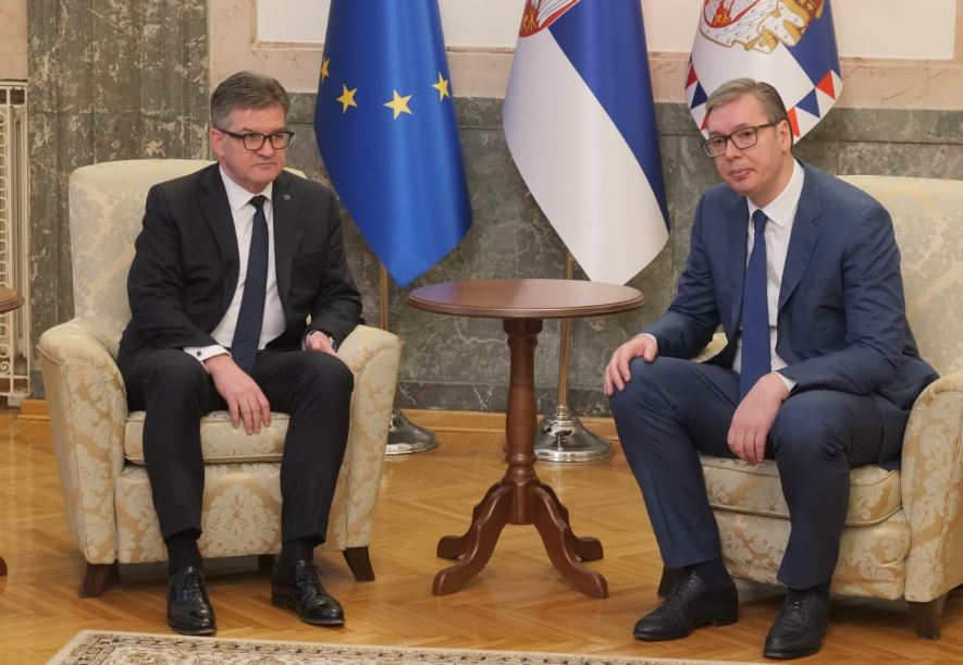 Lajçak takohet me Vuçiqin: Folëm rreth hapave të ardhshëm për normalizimin e marrëdhënieve me Kosovën