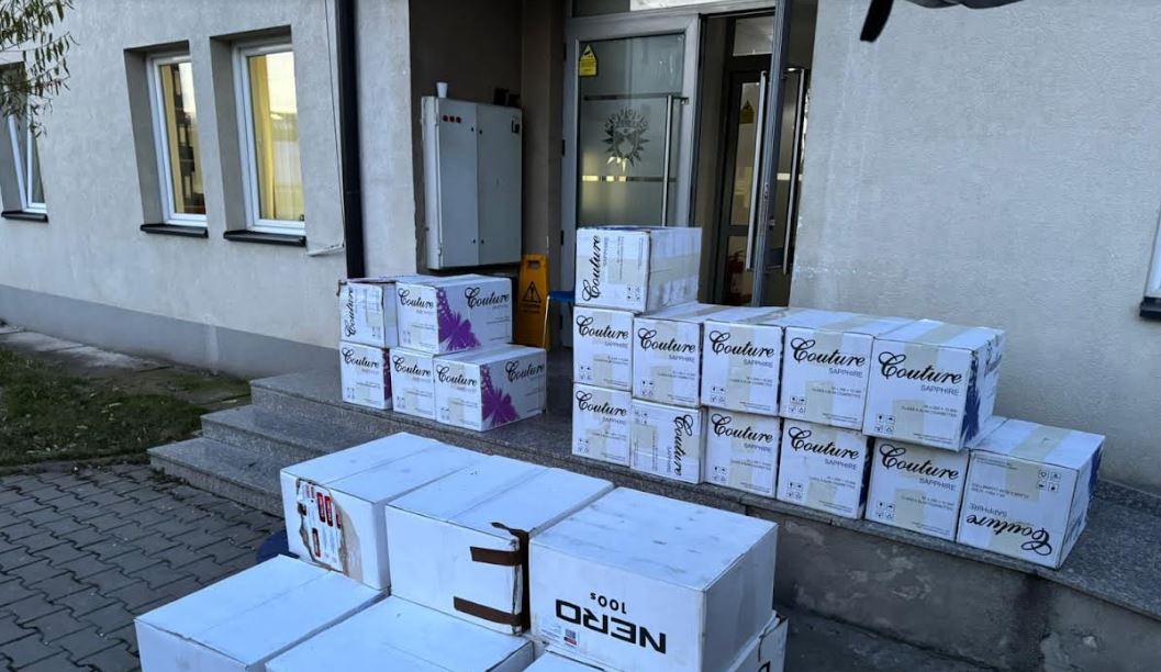 Parandalohet kontrabandimi i 1 mijë e 299 paketimeve me cigare, lëndohet një polic