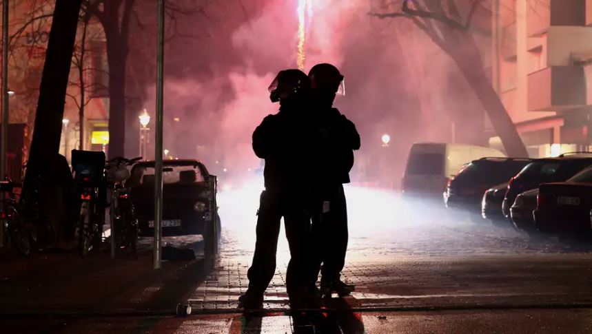 Plagosen 54 oficerë në natën e Vitit të Ri, policia e Berlinit arreston afro 390 persona