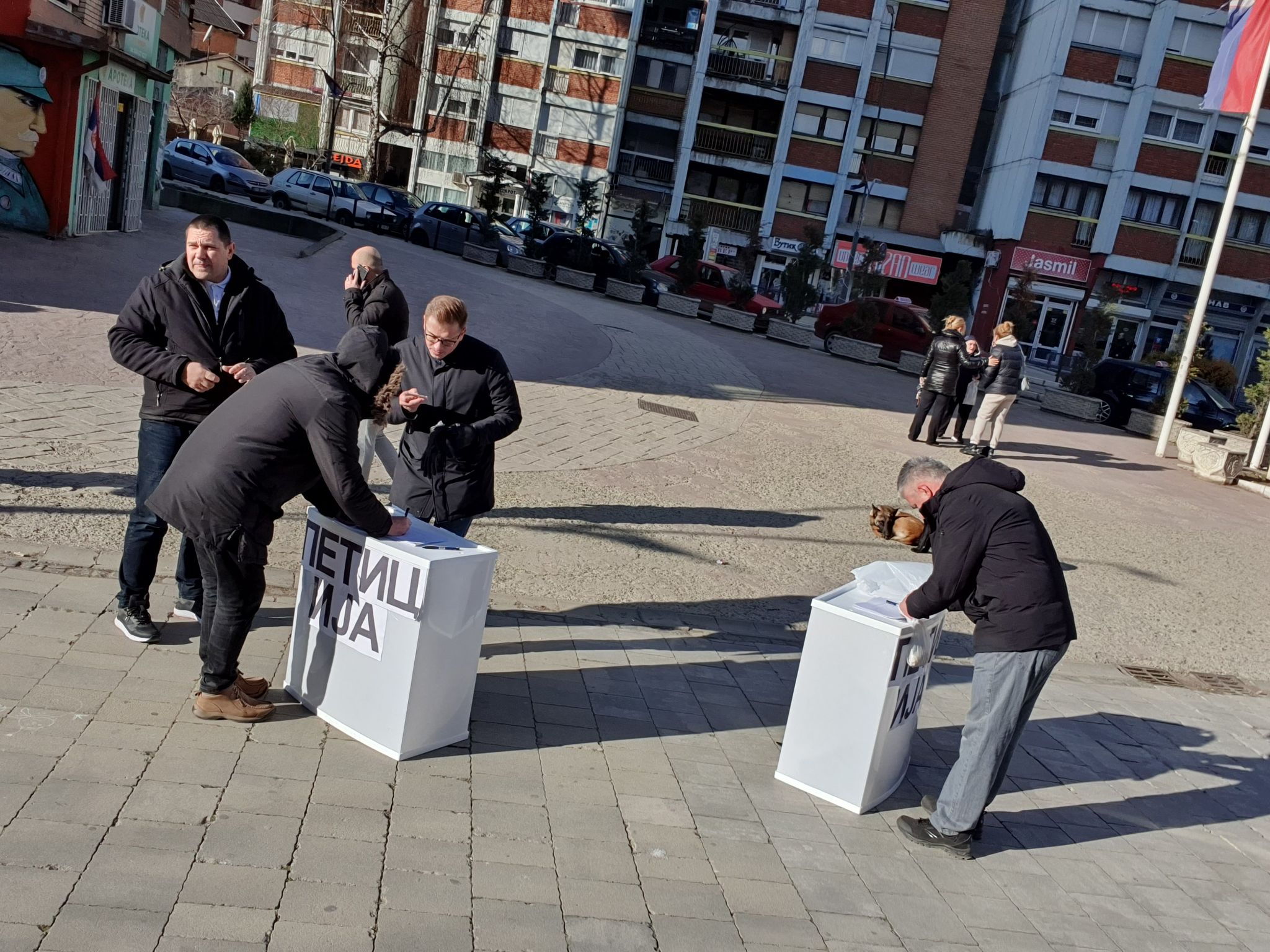 Qytetarët në veri duke e nënshkruar peticionin për largimin e kryetarëve