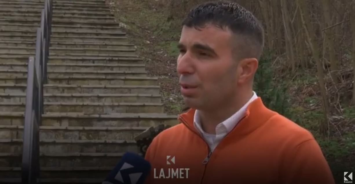 Rrëfimi traumatik i Burim Osmanit që si 17-vjeçar pa babanë e masakruar në Reçak (VIDEO)