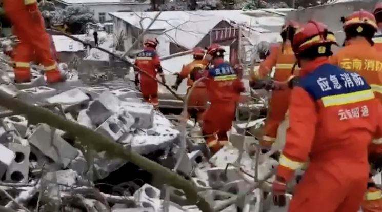 Kinë: 47 persona bllokohen nën rrënoja nga rrëshqitja e dheut