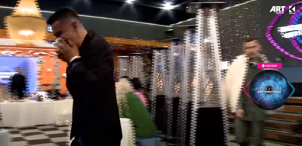 Ganiu largohet nga festa përkohësisht pasi s'mund t'i ndalë lotët e emocionet (VIDEO)