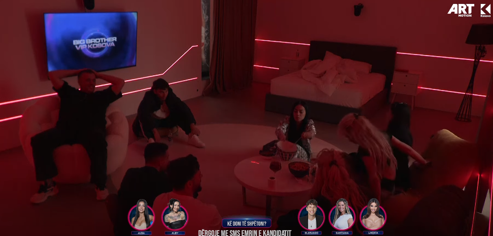 Banorët nuk i lënë vetëm Lumin dhe Kaderin, u shkojnë në dhomë  (VIDEO)