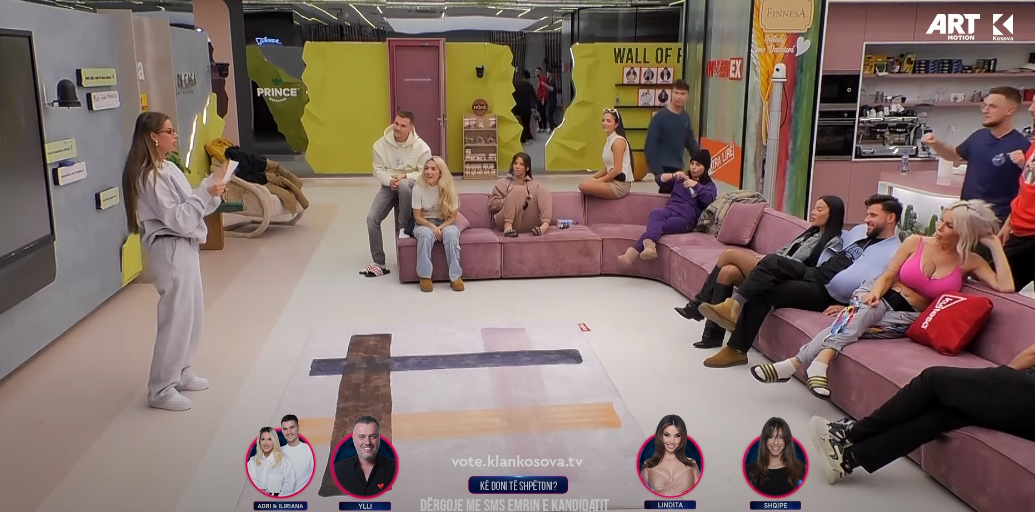 Festë në oborrin e shtëpisë, 'Belly Dance Night' me dy valltare për banorët (VIDEO)