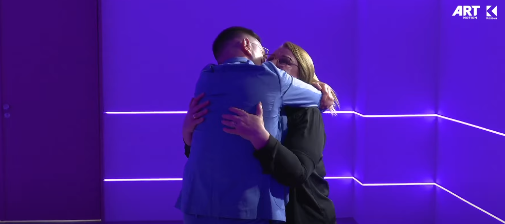 Ardi surprizohet nga e ëma - nënë e bir pushtohen nga lotët e emocionet (VIDEO)