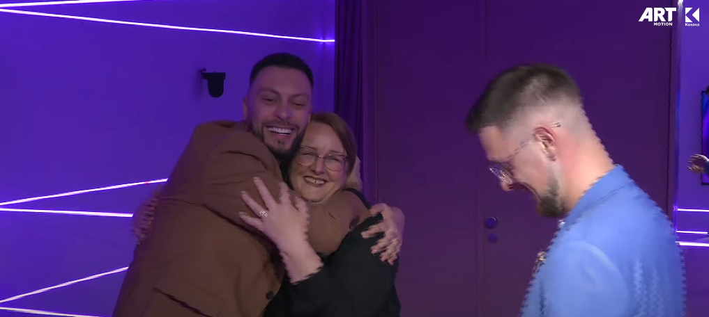 Mirdoni kaplohet nga emocionet në takimin me nënën e Ardit (VIDEO)