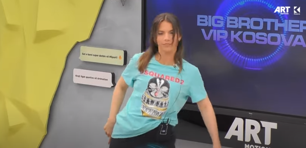 Disa prej banorëve dhurojnë momente qesharake gjatë lojës me pantomime (VIDEO)