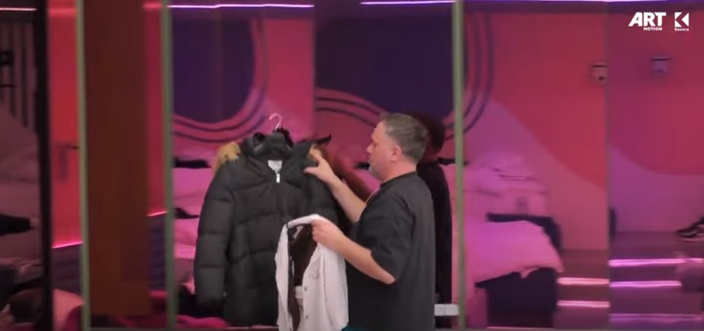 Buci ia ndryshon dollapin rrobave të Santianës (VIDEO)