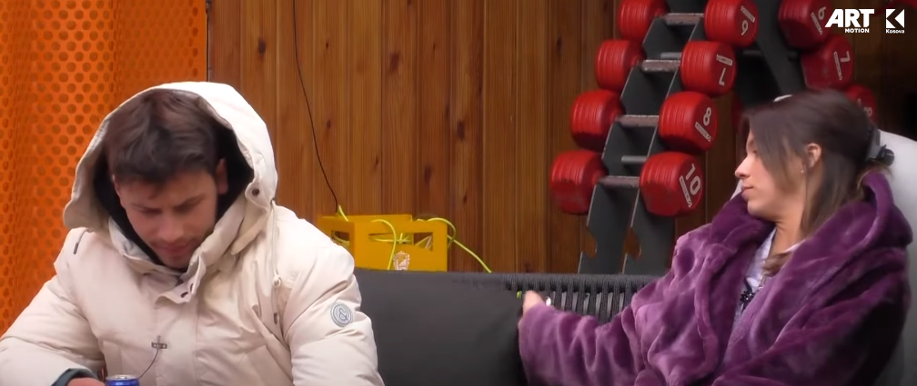 Shqipja "befason", ia vendos Blerandos jastëkun pas shpinës për tu ndjerë më komod (VIDEO)