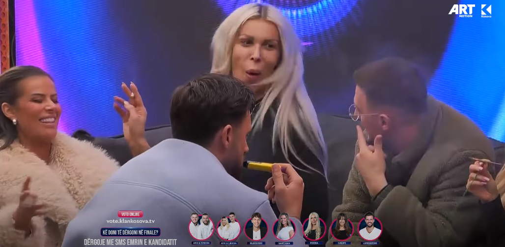 Edona provokon Ardin me këngën e Ronelës, "rrehe me shuplaka" pjesa që e ndezë më shumë (VIDEO)
