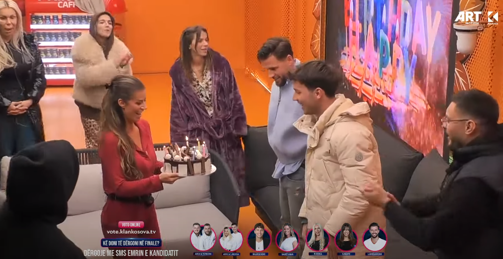 Ai mbush 25 vjet, banorët e surprizojnë me një tortë ditëlindjeje "Team Blerando" (VIDEO)